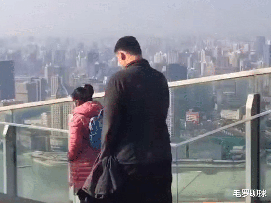 姚明|姚明父女新年第1次亮相，姚沁蕾身高近1米8，难怪郎平也看好她