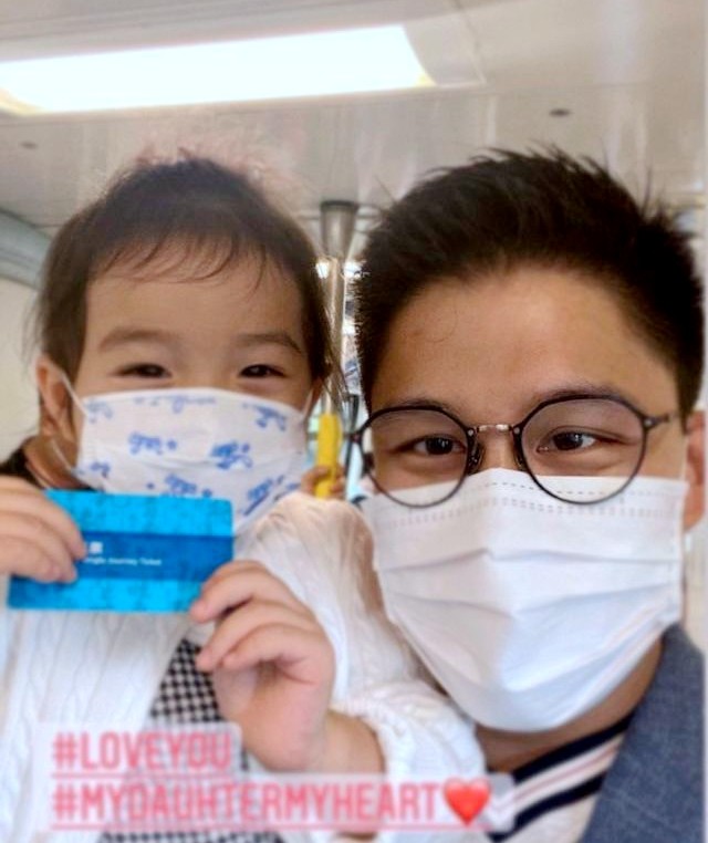 霍启刚|晶晶不在家霍启刚粗放型带娃，陪子女玩滑板任由女儿头发乱成鸡窝