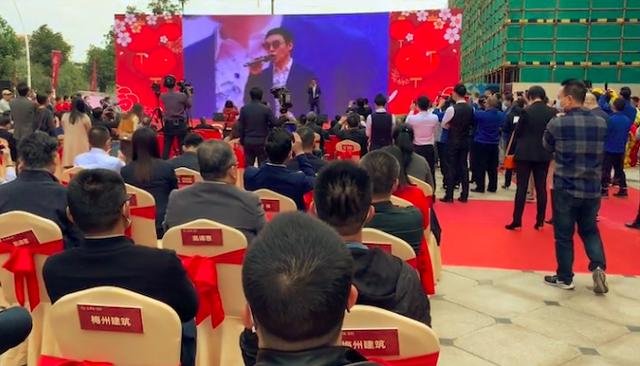 钟镇涛|68岁钟镇涛现身工地捞金,舞台简陋显寒酸,与观众互动少有人理