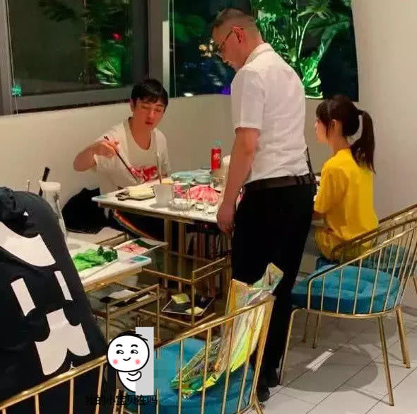 王思聪|王思聪厌倦性感网红脸，对未成年清纯校花下手？