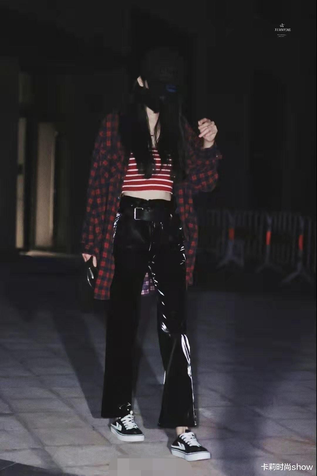 卡莉时尚show 杨幂私服从不让人失望,看似包裹严实却要露个小腰,少女感好足