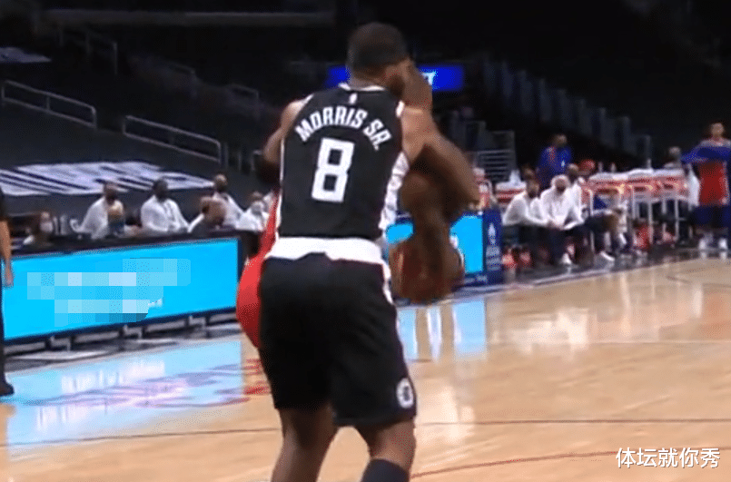 德懷特·霍華德|火爆！霍華德慘遭抱摔，NBA惡漢引發(fā)10人大混戰(zhàn)，隆多場邊全程目睹