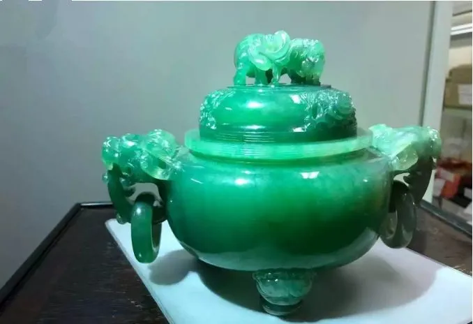 翡翠|百年罕见的翡翠香炉770万就卖了，如今佳士得估价四千万