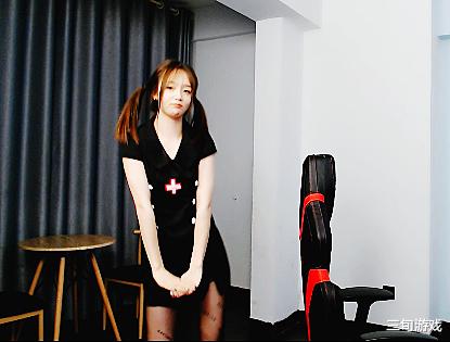 吃鸡游戏|曹芬和鲨鱼玩吃鸡，输掉Solo之后兑现承诺，穿着巴黎世界摇花手！