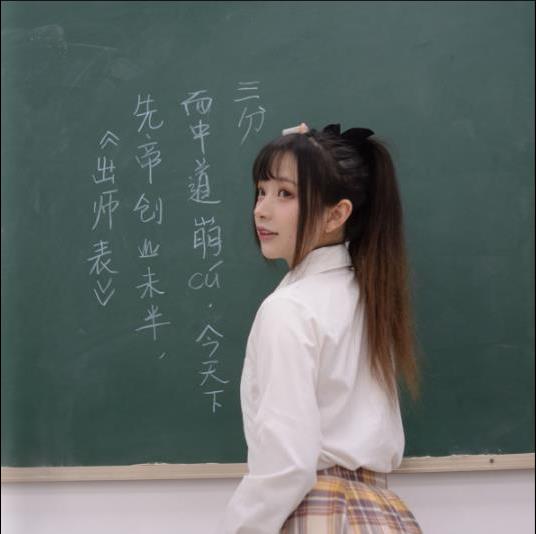 制服|年轻女老师为活跃课堂气氛，穿JK为学生上课，此举引来家长担心