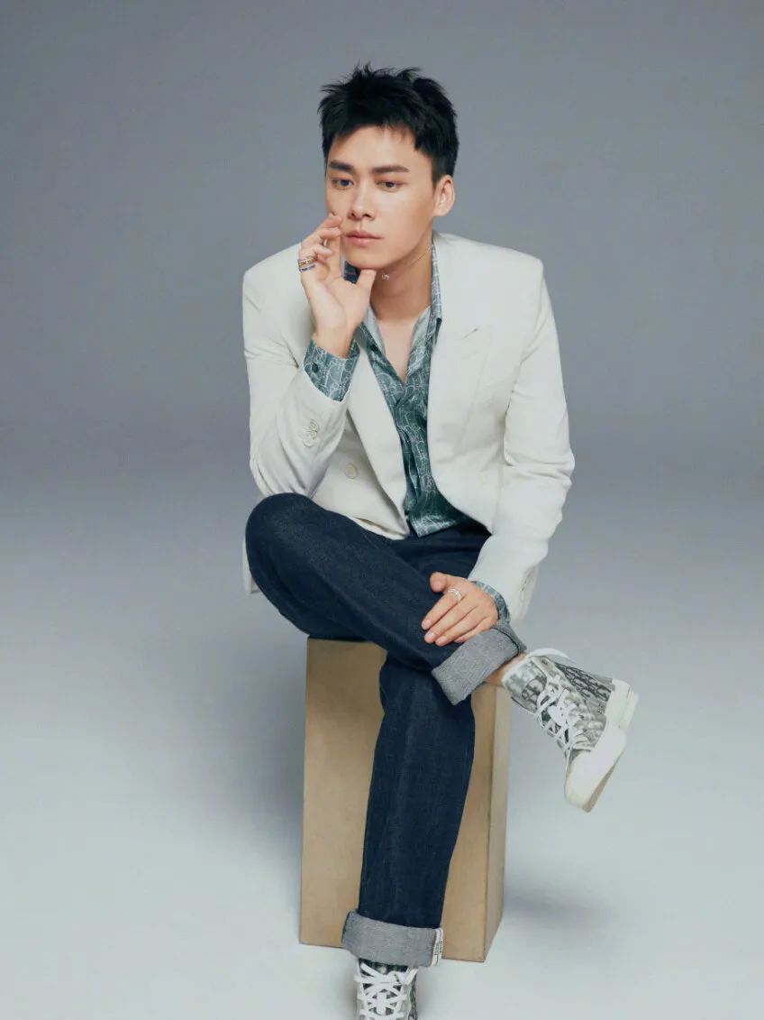 李易峰|终于！34岁李易峰牵手成功！网友：我先嗑为敬