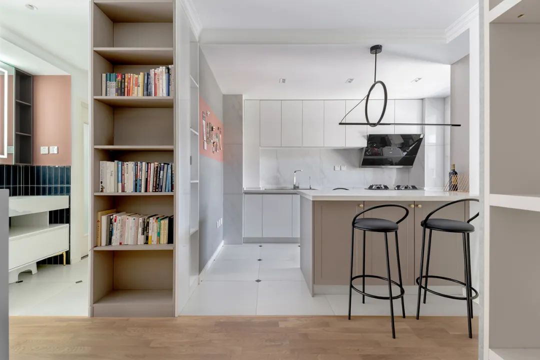 厨房与客厅怎么做隔断?老师傅总结了5种方法,第3种好处太多了!