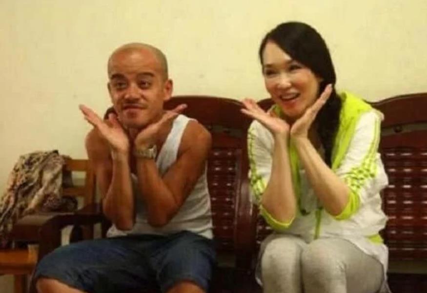 熊出没·原始时代|“光头强”冯加六：曾经的网红，如今却开摩的，粉丝娇妻不辞而别