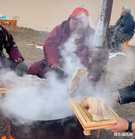 蛋白尿|400斤恩克请朋友吃饭，把树枝当作筷子叉肉，脸部发黑青斑明显