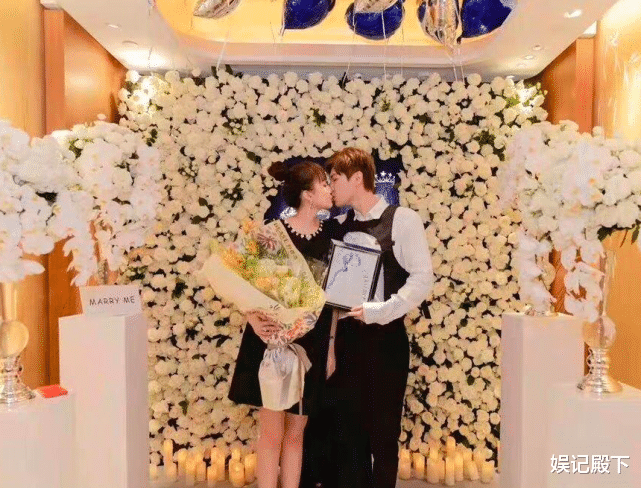 赵本山|赵本山女儿订婚，男方脸上扑厚粉抹口红，缺乏阳刚但长脸堪比老赵