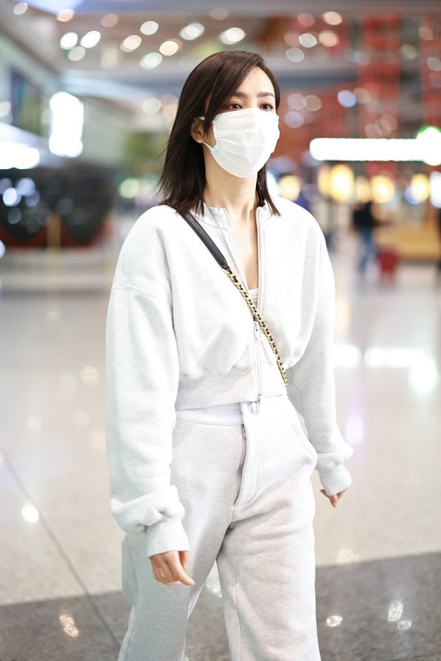 时尚潮流生活 佟丽娅越来越年轻?穿一套卫衣套装走机场,气质变得好极了!