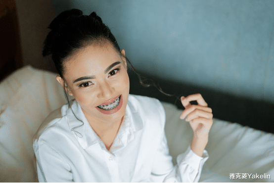 雅克菱Yakelin|隐形牙套和钢牙套到底哪个好？差距在哪？