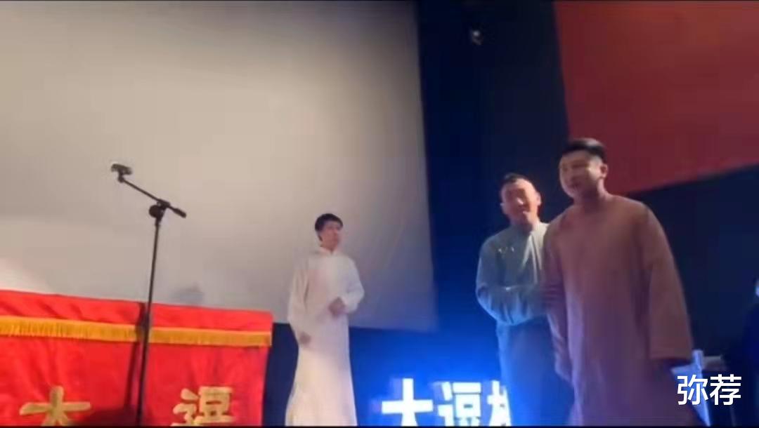 相声|清华相声博士李寅飞舞台上怒摔手机,是同事矛盾还是怼观众?