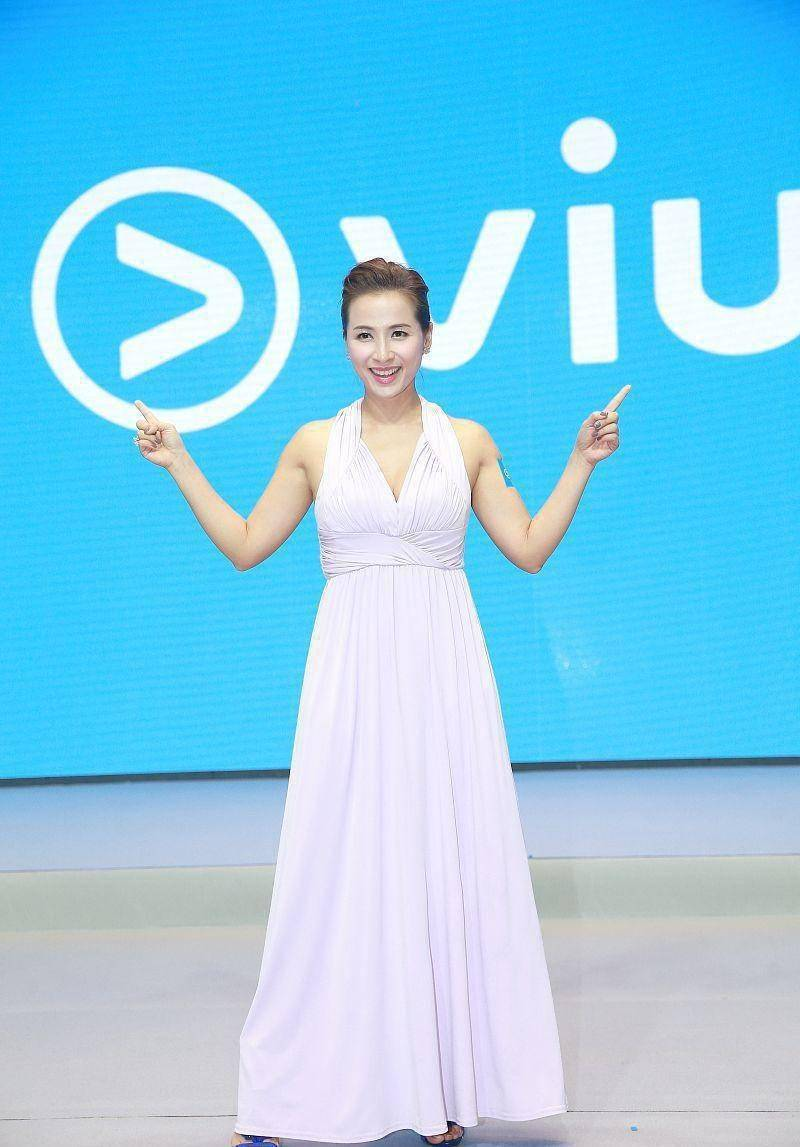 何有强|麦家琪保养得太好了吧,一袭蓝色流苏吊带裙浪漫温柔,成熟优雅