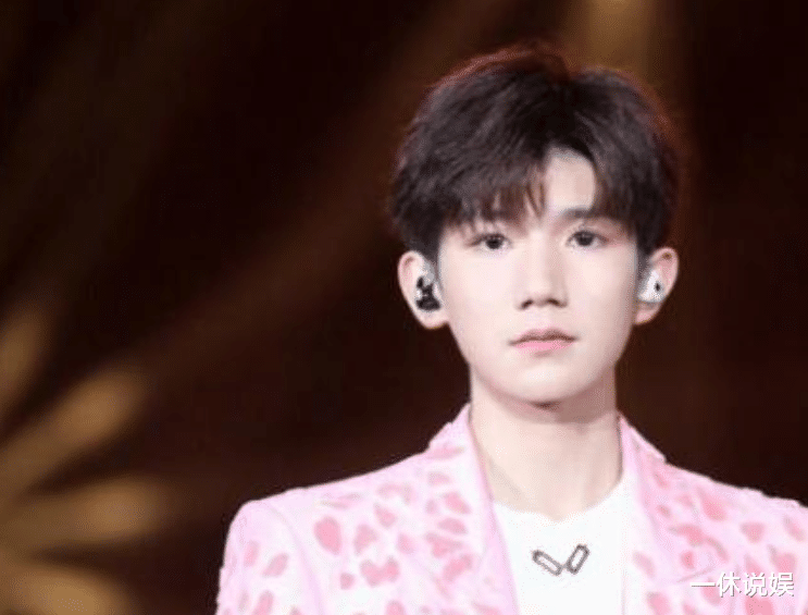 主持人|王源被催考“主持人资格证”,本人很无奈:暂时考不了