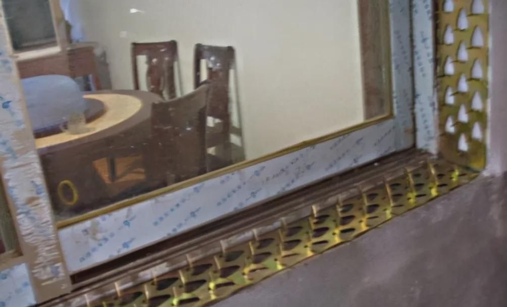 头一次见有钱人做防盗用这种材料，比防盗网实用多了，后悔才察觉