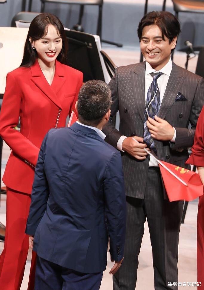 墨羽青春穿搭记|唐嫣穿“中国红”西装美出圈,八字刘海明艳大气,整个人都在发光