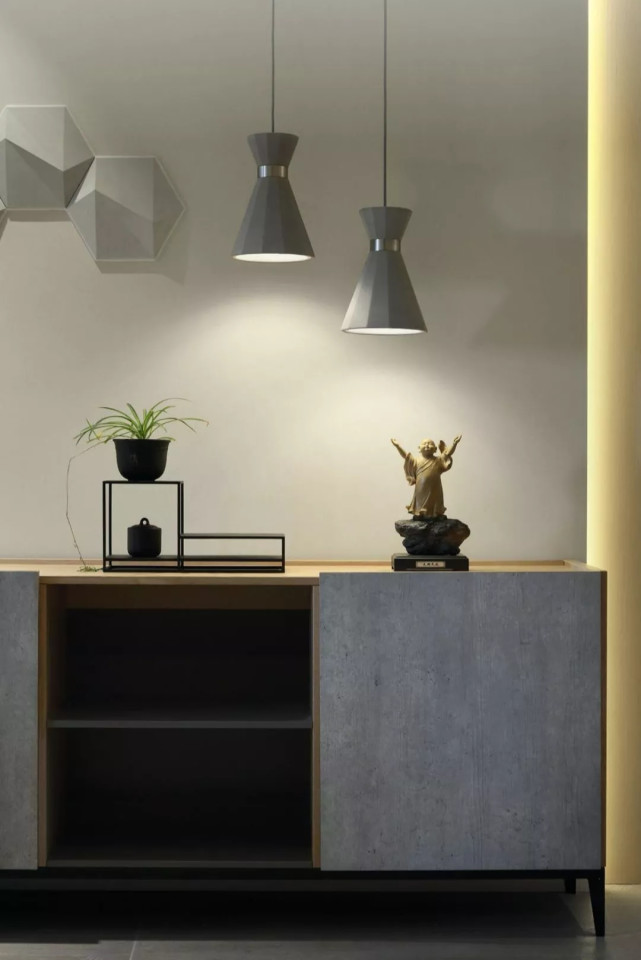 |126平现代风三居室，暖色让客厅温馨，灯光的设计是一大亮点