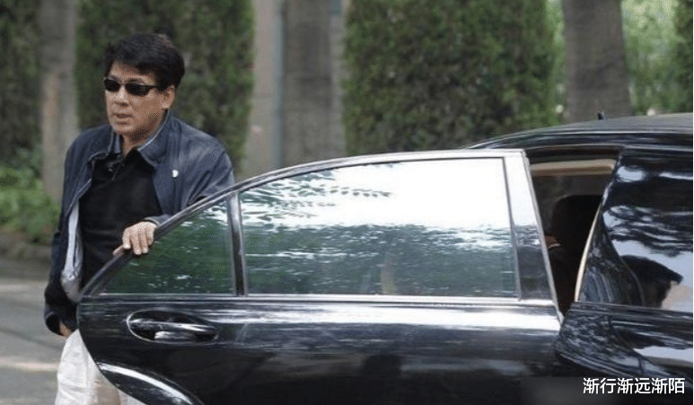 冯巩|看看陈佩斯开的车，冯巩开的车，还有潘长江开的车，差距很明显