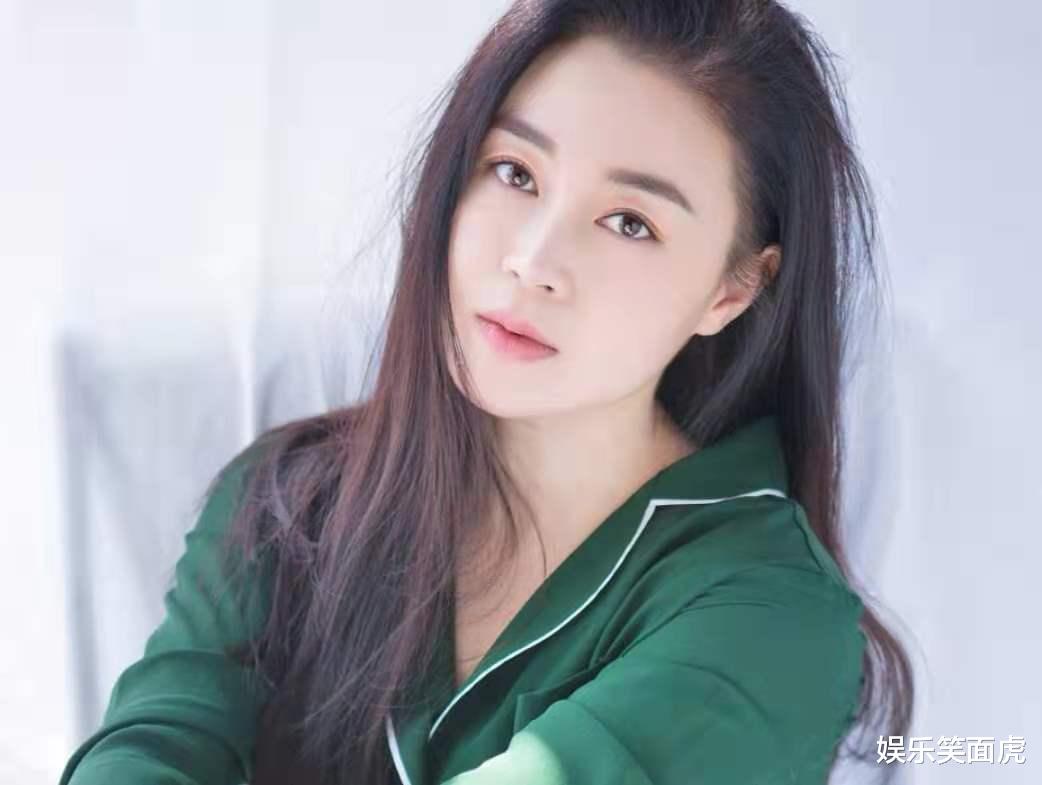 关婷娜|36岁关婷娜为何不红？21岁被赵本山看中，如今身材变胖至今未婚