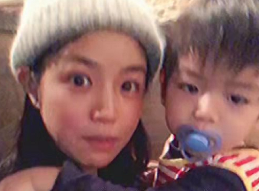 陈妍希|陈妍希首次晒出儿子正脸照！穿马甲像陈晓翻版星星眼好绝，帅翻天