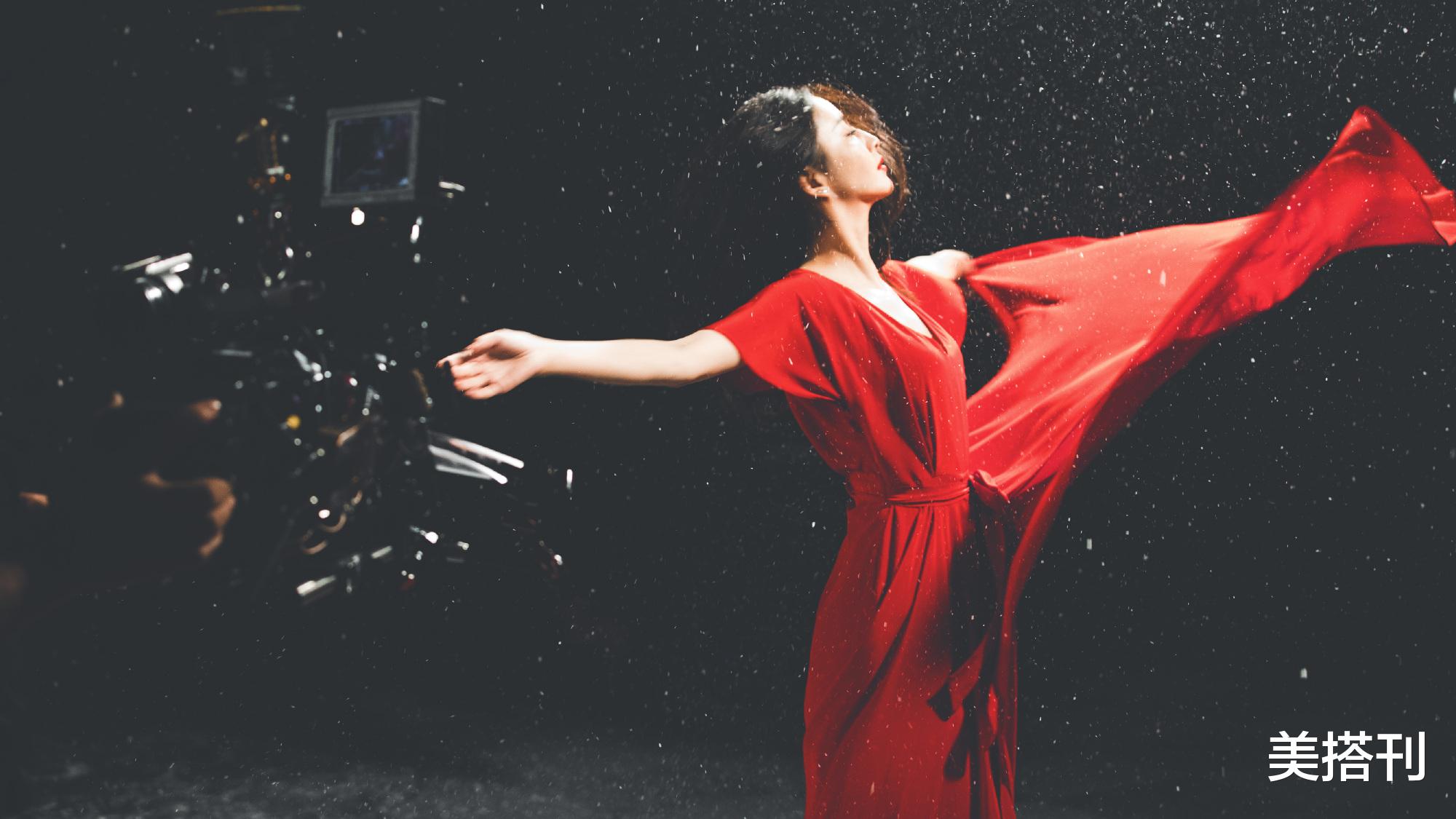 美搭刊 佟丽娅和大红色真配!红裙白雪画面梦幻灵动,10分美貌变成了12分