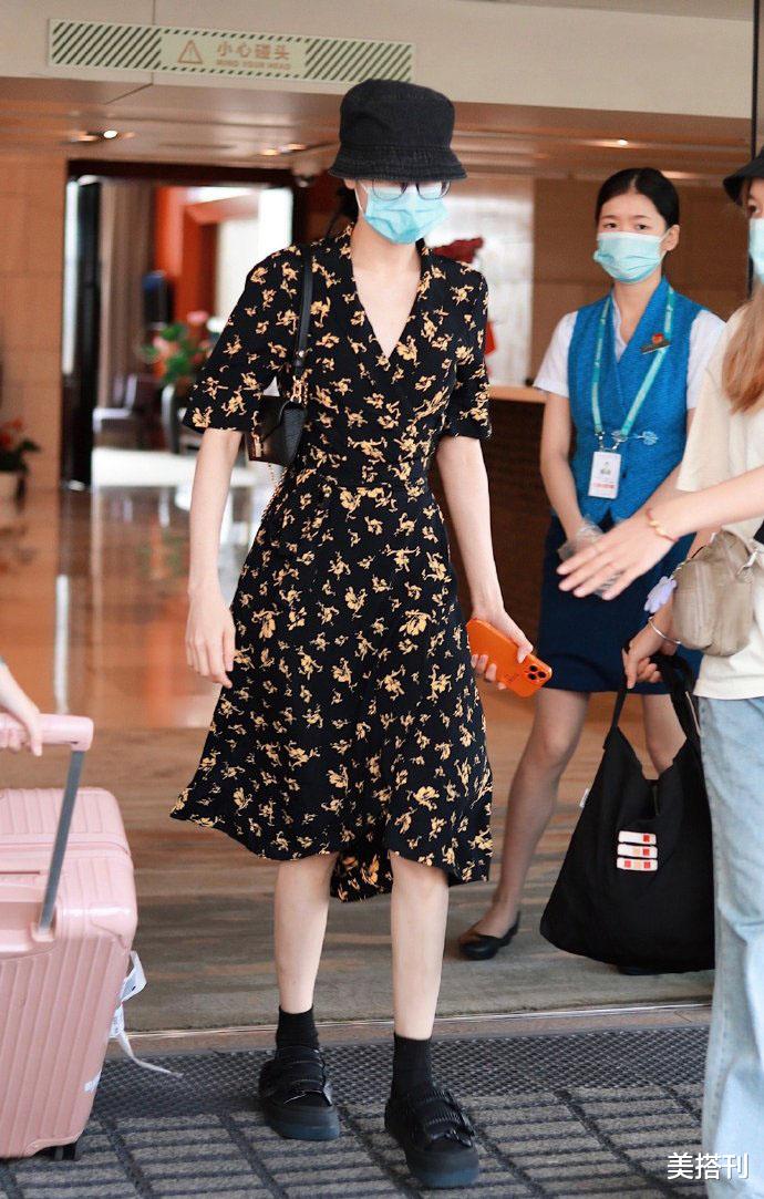 迪丽热巴|迪丽热巴“神奇”穿搭!凉拖配短袜高级同色,碎花裙秒变温柔少女