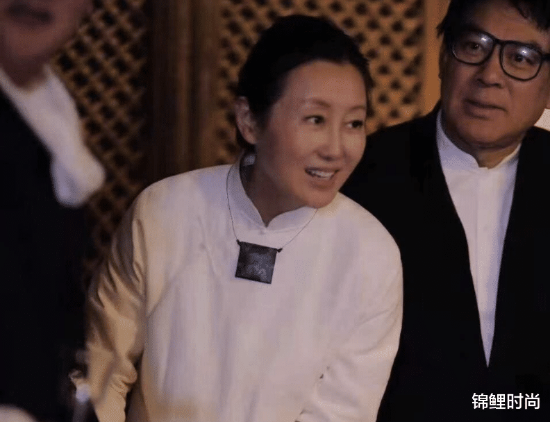 锦鲤时尚|孙楠二婚老婆挺不在乎形象的,年龄刚过50岁,就爱穿素雅禅服