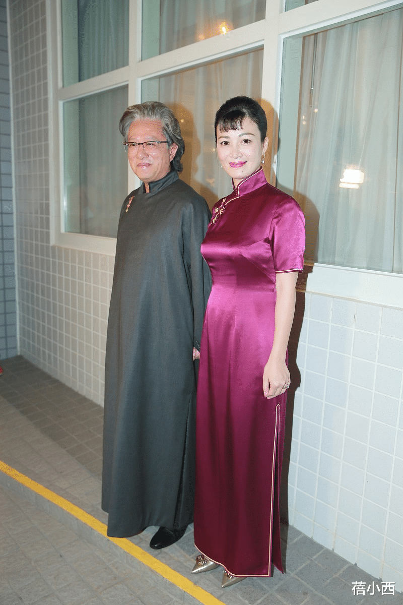 蓓小西|陈少霞已到了大婶的年纪，穿旗袍凸显傲人身材，难怪能二进豪门