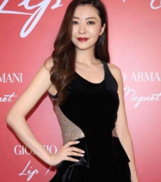 熊黛林|熊黛林休息却患病，发素颜照手拿口服液，病情却因为这