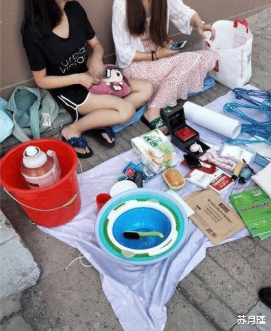 苏月瑾|“女同学摆地摊被我遇到了，全是她用过的东西，你们说我该选哪个呢？”
