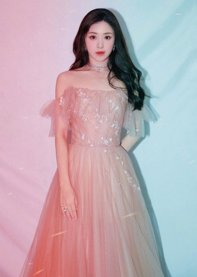 旗袍公馆|张含韵的娃娃脸真显小，穿纱裙主持《披荆斩棘的哥哥》，太甜美