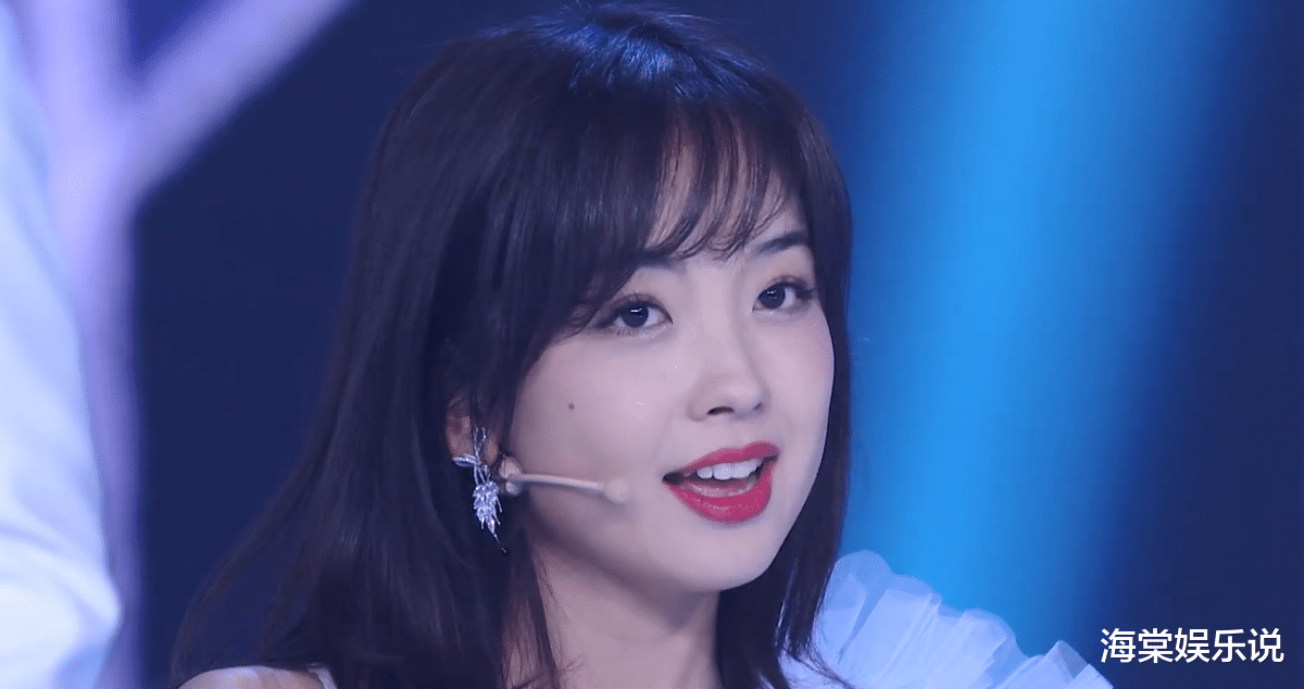 王冰冰|央视主持齐劲歌热舞！31岁王冰冰造型清纯，和尼格买提跳舞好羞涩