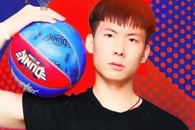 |林七七再立FLAG，和路人王平常心打篮球，赢了就倒立黑丝