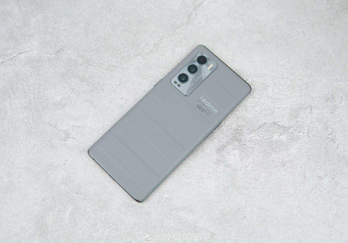 realme|双曲面屏+120Hz高刷,65W闪充旗舰价格松动,跌至2499元