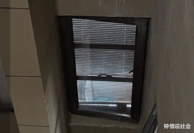 浙江一女子发现厕所用了2年的窗帘形同摆设，站对面看窗内吓懵了