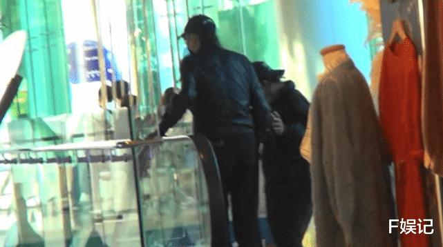 王力宏|85岁谢贤逛街喝咖啡享受退休生活 拄着拐杖走进餐厅时差点跌倒