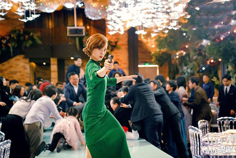 孙俪|孙俪新剧造型大突破,罕见穿旗袍持手枪如女特工,嘴吹枪口太帅了