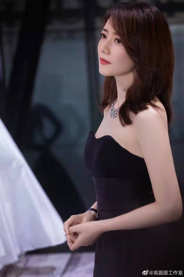 陈俊生|高圆圆黑色抹胸装现身气场全开，与张艺兴同框似姐弟