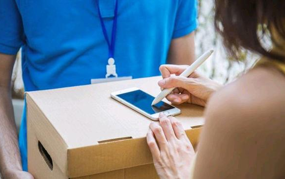 女孩 女子网购情趣用品隐私被公开，骑手：她签收后，我躲在房间外偷听