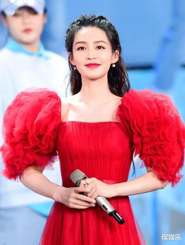 金晨|春晚明星造型：杨幂被金晨衬黑一个度，热巴发型失策，倪妮落座成焦点！