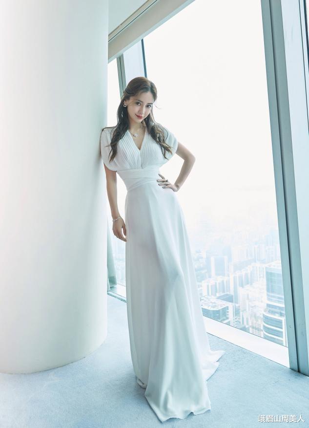 峨眉山周美人|Baby广告生图曝光，小黑裙配红唇性感撩人，这状态说是少女真不过分