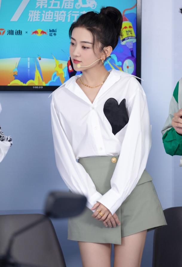 育妈计|梁洁对镜自拍晒美照,穿炫腹装秀小蛮腰,不料生图腿型更抢镜