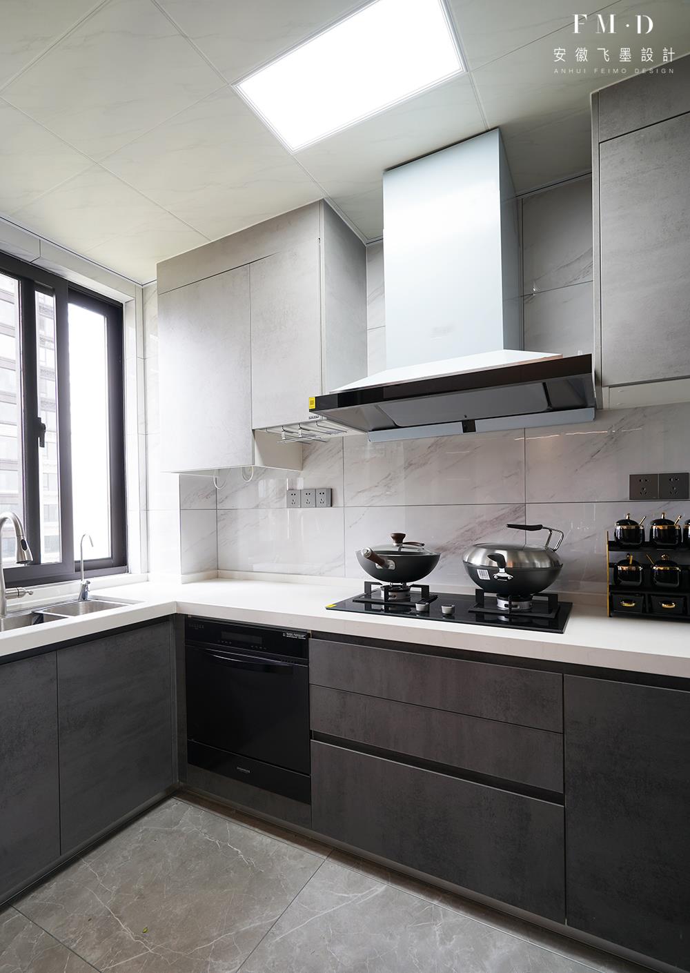 |一梯三户连廊房，庆幸有个大横厅，靠沙发分出间书房，130㎡变大宅