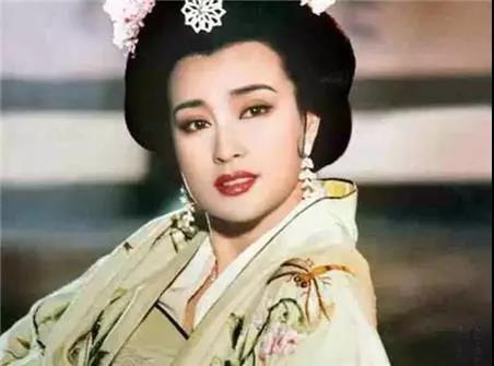 刘晓庆|刘晓庆狱中生活，洗澡上厕所被人盯，站起来的时候要用手提着裤子