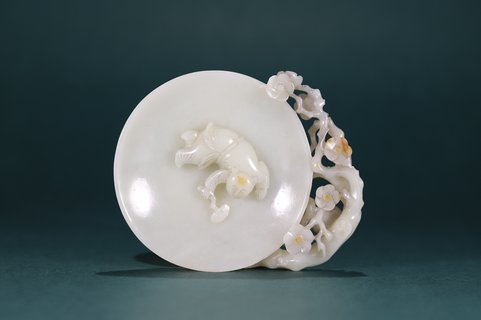 |清 和田玉童子献寿梅纹盘