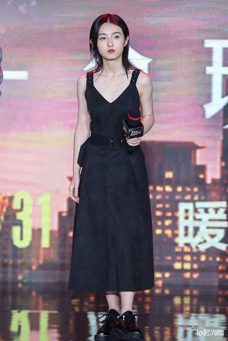 lo时尚咖|子枫妹妹真的长开了，一身黑裙显优雅，气质看着很舒服