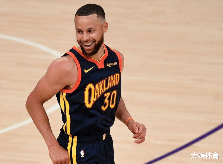 勒布朗·詹姆斯|庫(kù)里的防守能力很差？那是過(guò)去，現(xiàn)在的庫(kù)里是隊(duì)內(nèi)搶斷王