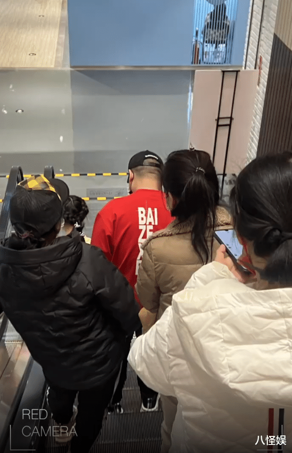 岳云鹏|岳云鹏陪家人看电影被偶遇，将小女儿抱怀中父爱满满，本人超随和