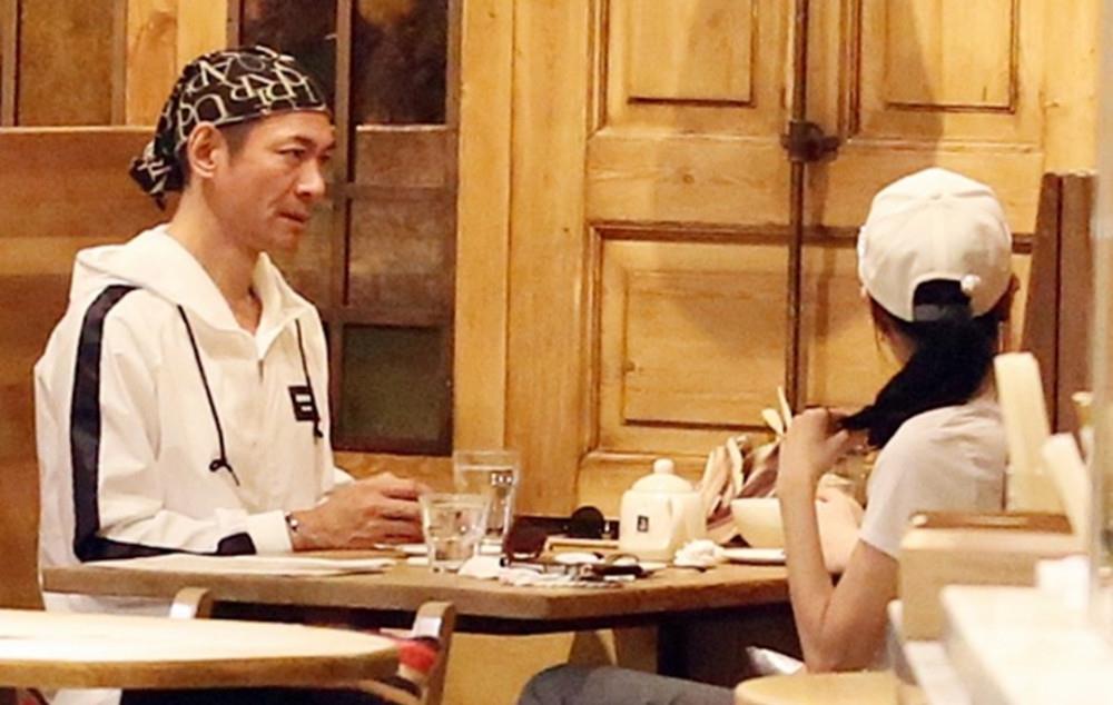 街拍|乘电车租村屋的江华，拒演影版《寻秦记》，59岁复出拍戏或因发哥